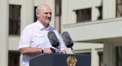 Лукашенко на митинге: «Встаю перед вами на колени» (но не встал)