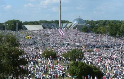 Сотни тысяч человек пришли на акцию протеста в центре Минска