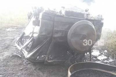 В Татарстане «Мерседес» после ДТП вылетел в кювет и сгорел