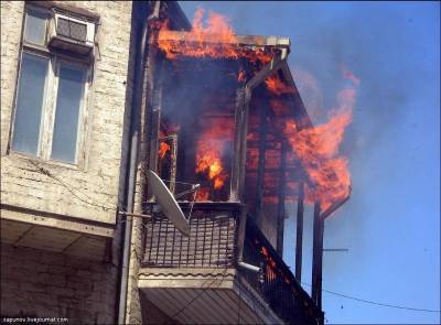 22 человека тушили сильный пожар в смоленском доме