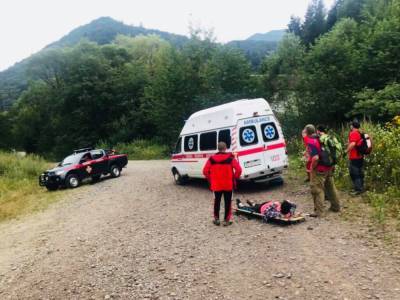 На Львовщине спасатели эвакуировали с горы пострадавшую девушку