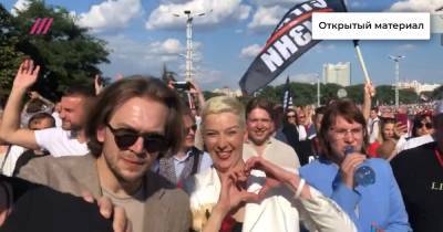 Мария Колесникова пришла на многотысячную акцию у стелы в Минске. Ей кричали «Спасибо!» и «Молодец!».
