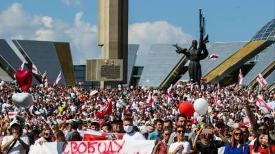 Сто тысяч человек собралось в центре Минска на митинг оппозиции