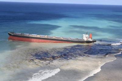 У берегов Маврикия вытекло сотни тонн мазута из севшего на мель японского танкера: он раскололся надвое