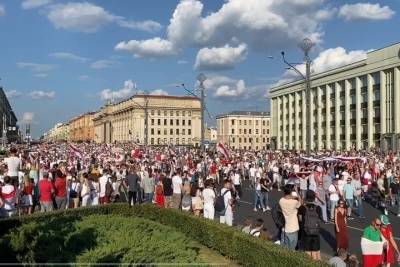 Протестующие дошли до Дома Правительства в Минске