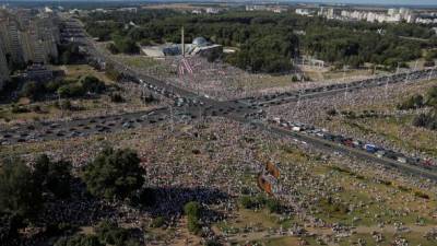 На акцию против Лукашенко в Минске вышли сотни тысяч людей, - СМИ