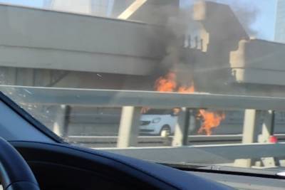 Автомобиль каршеринга сгорел на петербургской дамбе