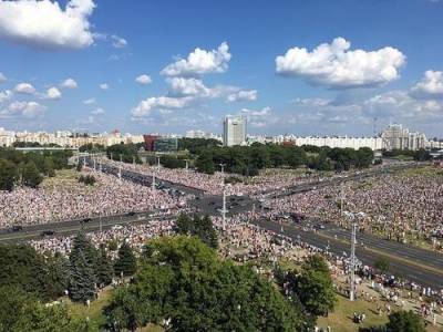 В Минске огромная колонна людей вышла к зданию КГБ. Они требуют посадить Лукашенко в автозак