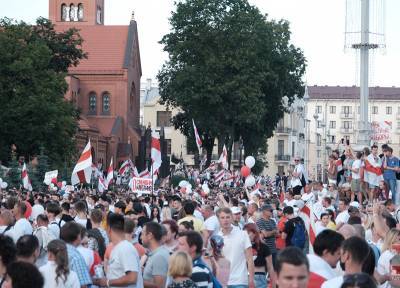 В Минске десятки тысяч сторонников перемен собрались на площади Независимости