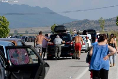 Тысячи людей без еды и воды застряли в пробке в попытке срочно пересечь границу с Грецией