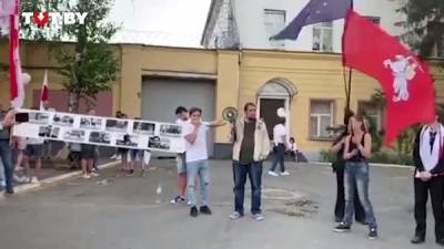 В центре Минска протестующие собрались у двух СИЗО