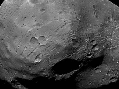 Загадочный спутник Марса: NASA показала новые снимки Фобоса