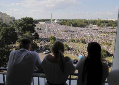 В Минске на митинге оппозиции собрались десятки тысяч человек