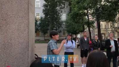 У памятника Маяковского петербуржцы читают стихи поэта