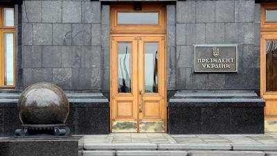 Офис Зеленского назвал безответственной передачу задержанных в Белоруссии россиян Москве