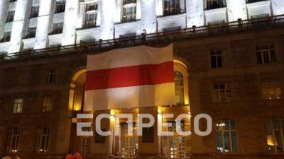 На здании КГГА в Киеве подняли бело-красно-белый флаг Беларуси. ФОТОФАКТ