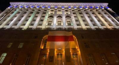 "Жыве Беларусь!": на здании КГГА вывесили огромный белый флаг с красной полосой (фото)