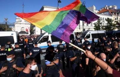 В центре Варшавы произошел конфликт между польскими националистами и ЛГБТ-активистами
