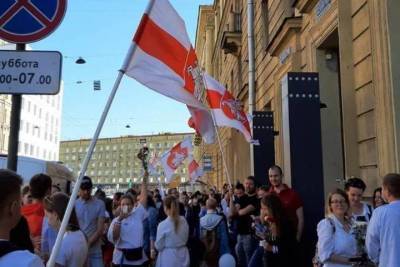 Белорусы в Петербурге протестовали с цветами и песнями