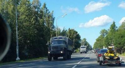 Едут колонны грузовиков: россияне перебрасывает автозаки и бойцов Росгвардии к границе Беларуси – СМИ (видео)