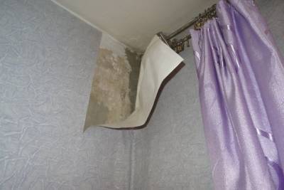 Дождь вновь подтопил квартиры дома с сорванной крышей на Лазо в Чите