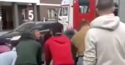 Жители Подмосковья вручную отодвинули автомобиль ради проезда пожарной машины