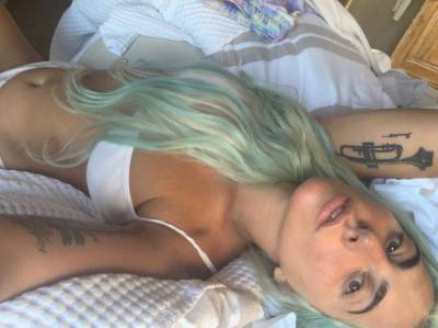 Леди Гага удивила новым цветом волос и странной прической