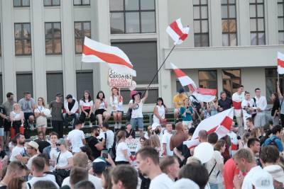 Макрон: ЕС должен поддержать мирные протесты в Беларуси