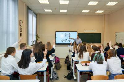 Стала известна средняя зарплата учителей в Петербурге