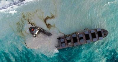 Нефтяной танкер раскололся пополам у берегов Маврикия