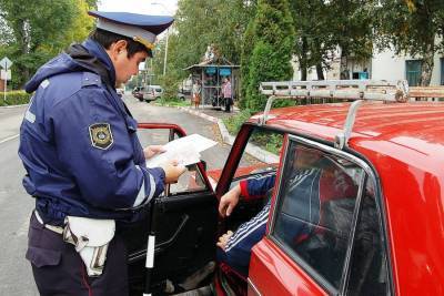 ГИБДД РФ начала взимать штрафы с водителей за багажники на крыше авто