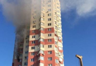 В Киеве вспыхнул сильный пожар в многоэтажке (фото)