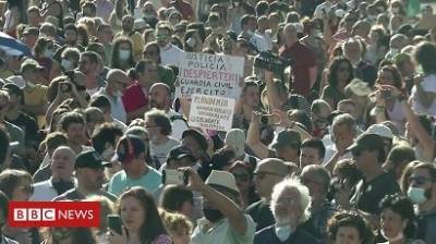 Сотни человек провели в Мадриде акцию протеста против обязательного ношения масок