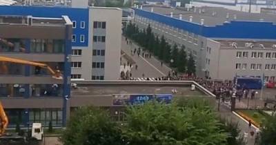 Около сотни рабочих "БелАЗа" ведут переговоры с руководством завода