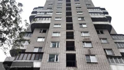 Мужчина сбросил жительницу Петербурга с балкона