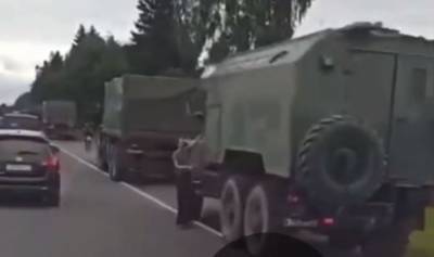 Военная техника Росгвардии приближается к Беларуси, тревожные кадры: "Братская помощь"