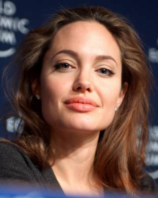 Анджелина Джоли намерена уехать в Великобританию вместе с детьми