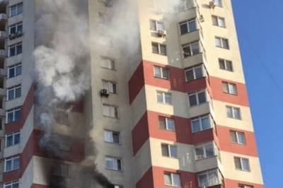В Киеве на Дарнице вспыхнул пожар в многоэтажке: в квартире находились женщина с ребенком (фото)