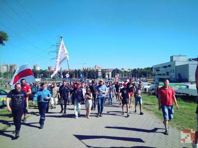 Колонна из 10 тысяч рабочих идет к МЗКТ, куда прилетел Лукашенко