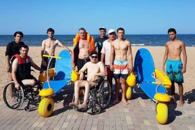Первый на Северном Кавказе пляж для инвалидов-колясочников открылся в Махачкале