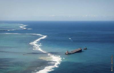 Застрявший у Маврикия танкер раскололся