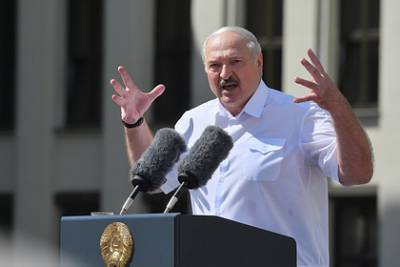 Лукашенко отказался выйти к толпе бастующих и выступил перед отобранными людьми