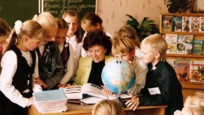 Половина россиян считает, что учителям надо доплачивать за работу во время COVID-19