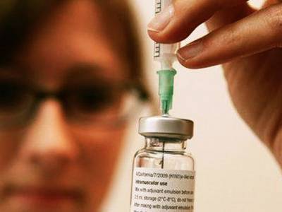 Медиков будут прививать параллельно третьему этапу тестирования вакцины - Минздрав