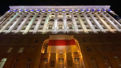 Флаг протестующих Белоруссии вывесили на здании горадминистрации Киева