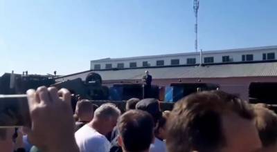 Рабочие на МЗКТ встретили Лукашенко скандированием «Уходи!»