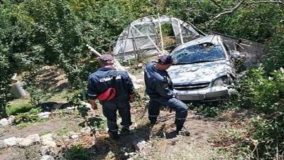 В Крыму со стены высотой более пяти метров сорвался автомобиль — люди выжили