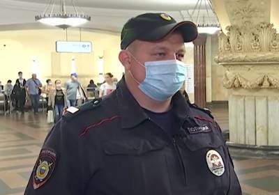 На станции метро "Курская" полицейский спас упавшего на рельсы мужчину