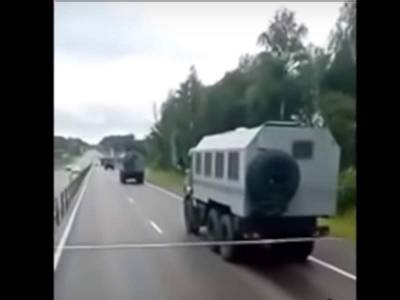 По пути из России в Беларусь заметили колонну грузовиков, напоминающих машины ОМОНа