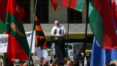 Лукашенко «на коленях» перед поклонниками. Цитаты его эмоционального выступления